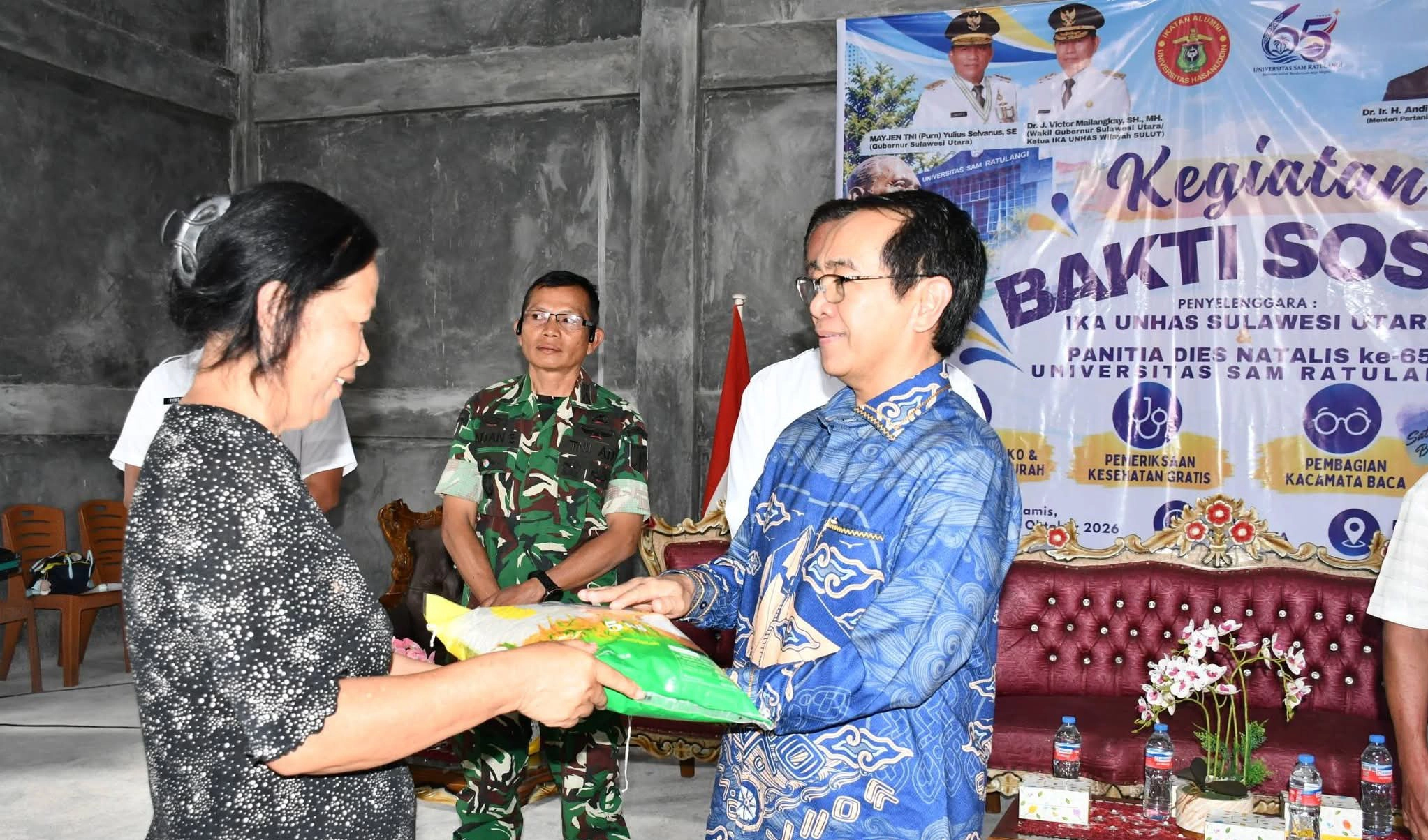 Wujud nyata kepedulian kampus untuk masyarakat. Plt. Rektor Unsrat, Prof. Dr. Ir. Jamaluddin Jompa, M.Sc., menyerahkan secara langsung bantuan sembako kepada warga Desa Tounelet, Minahasa, dalam rangkaian Bakti Sosial IKA Unhas Sulut & Dies Natalis ke-65 Unsrat. (Foto: Istimewa)