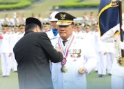 Gubernur Sulut Mayjen TNI (Purn) Yulius Selvanus SE menerima penyematan Kartika Pamong Praja Madya dari Rektor IPDN Dr. Halilul Khairi, M.Si. di Lapangan Parade Abdi Praja Kampus IPDN Jatinangor, Senin (12/10/2026). (Foto: Istimewa)