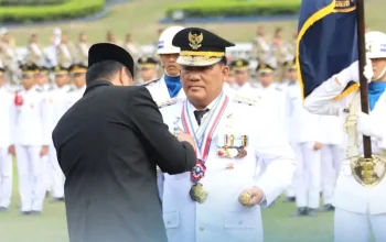 Gubernur Sulut Mayjen TNI (Purn) Yulius Selvanus SE menerima penyematan Kartika Pamong Praja Madya dari Rektor IPDN Dr. Halilul Khairi, M.Si. di Lapangan Parade Abdi Praja Kampus IPDN Jatinangor, Senin (12/10/2026). (Foto: Istimewa)
