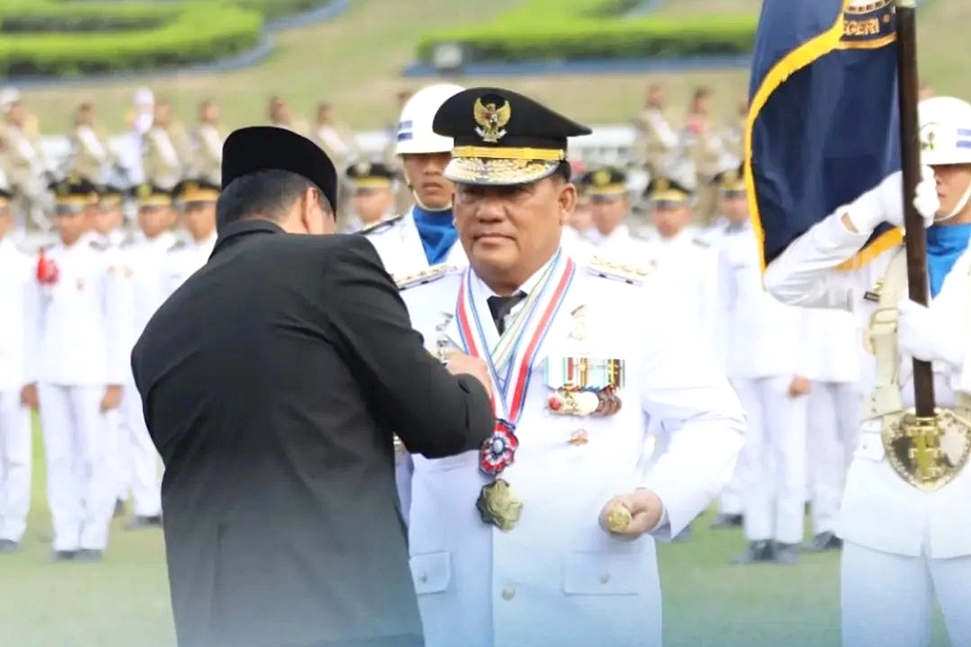 Gubernur Sulut Mayjen TNI (Purn) Yulius Selvanus SE menerima penyematan Kartika Pamong Praja Madya dari Rektor IPDN Dr. Halilul Khairi, M.Si. di Lapangan Parade Abdi Praja Kampus IPDN Jatinangor, Senin (12/10/2026). (Foto: Istimewa)