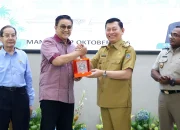 Wakil Gubernur Sulut Victor Mailangkay (kanan) berbincang dengan Wakil Ketua Komisi II DPR RI Dede Yusuf (kiri) saat Kunjungan Kerja Komisi II DPR RI di Kantor Gubernur Sulut, Manado, Senin (12/10/2026). Dalam kesempatan tersebut, Wagub menyuarakan kebijakan afirmasi dan hak khusus bagi daerah kepulauan. (Foto: Istimewa)