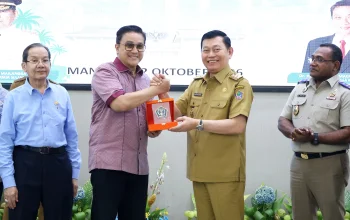Wakil Gubernur Sulut Victor Mailangkay (kanan) berbincang dengan Wakil Ketua Komisi II DPR RI Dede Yusuf (kiri) saat Kunjungan Kerja Komisi II DPR RI di Kantor Gubernur Sulut, Manado, Senin (12/10/2026). Dalam kesempatan tersebut, Wagub menyuarakan kebijakan afirmasi dan hak khusus bagi daerah kepulauan. (Foto: Istimewa)