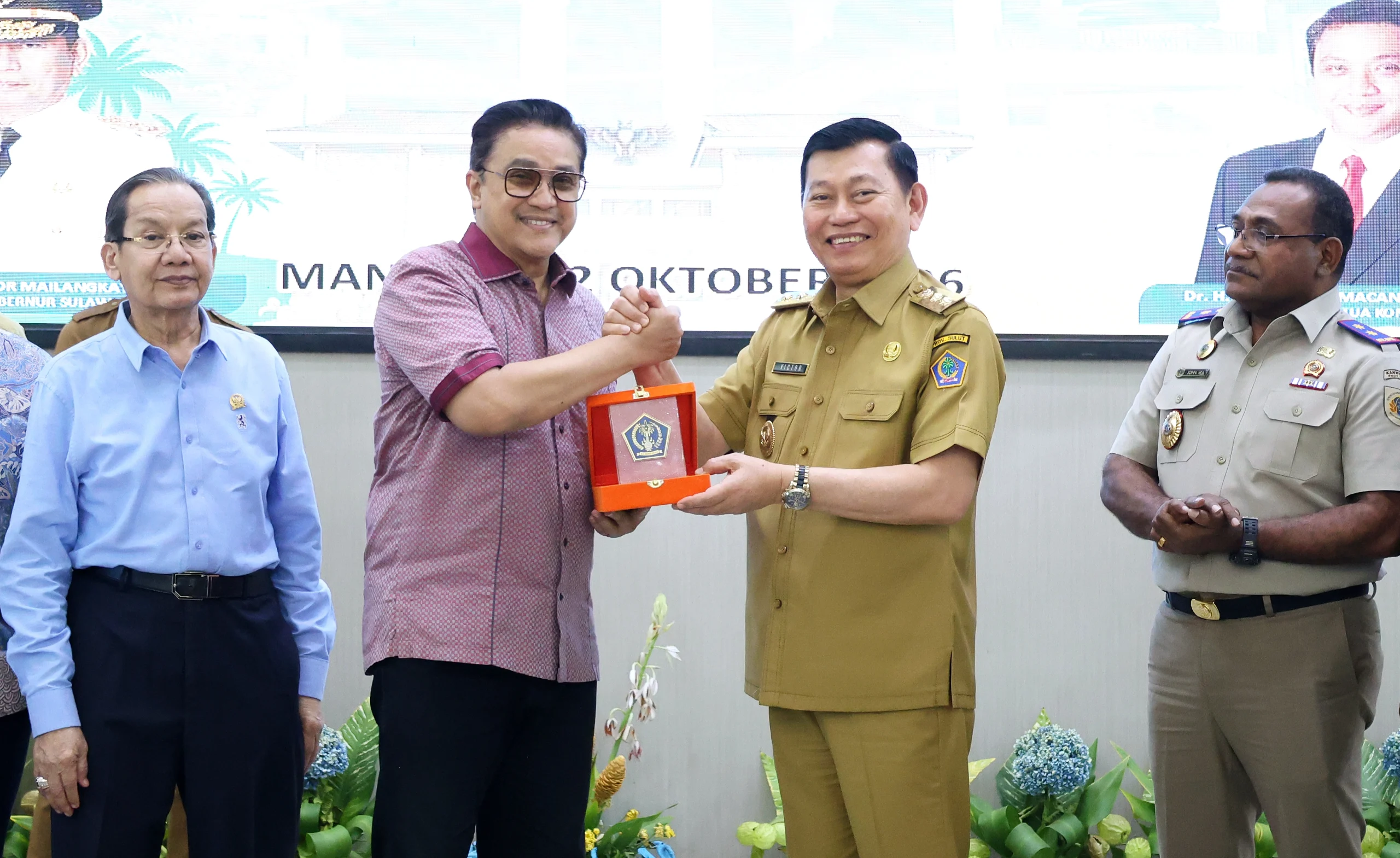 Wakil Gubernur Sulut Victor Mailangkay (kanan) berbincang dengan Wakil Ketua Komisi II DPR RI Dede Yusuf (kiri) saat Kunjungan Kerja Komisi II DPR RI di Kantor Gubernur Sulut, Manado, Senin (12/10/2026). Dalam kesempatan tersebut, Wagub menyuarakan kebijakan afirmasi dan hak khusus bagi daerah kepulauan. (Foto: Istimewa)