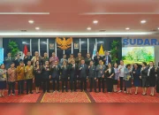 Plt. Rektor Unsrat Prof. Dr. Ir. Jamaluddin Jompa, M.Sc. foto bersama jajaran anggota Senat Unsrat dan pejabat struktural yang baru dilantik di Aula A Lantai 4 Gedung Rektorat Unsrat, Manado, Rabu (14/10/2026). (Foto: SUDARA.ID)