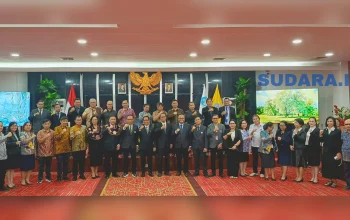 Plt. Rektor Unsrat Prof. Dr. Ir. Jamaluddin Jompa, M.Sc. foto bersama jajaran anggota Senat Unsrat dan pejabat struktural yang baru dilantik di Aula A Lantai 4 Gedung Rektorat Unsrat, Manado, Rabu (14/10/2026). (Foto: SUDARA.ID)