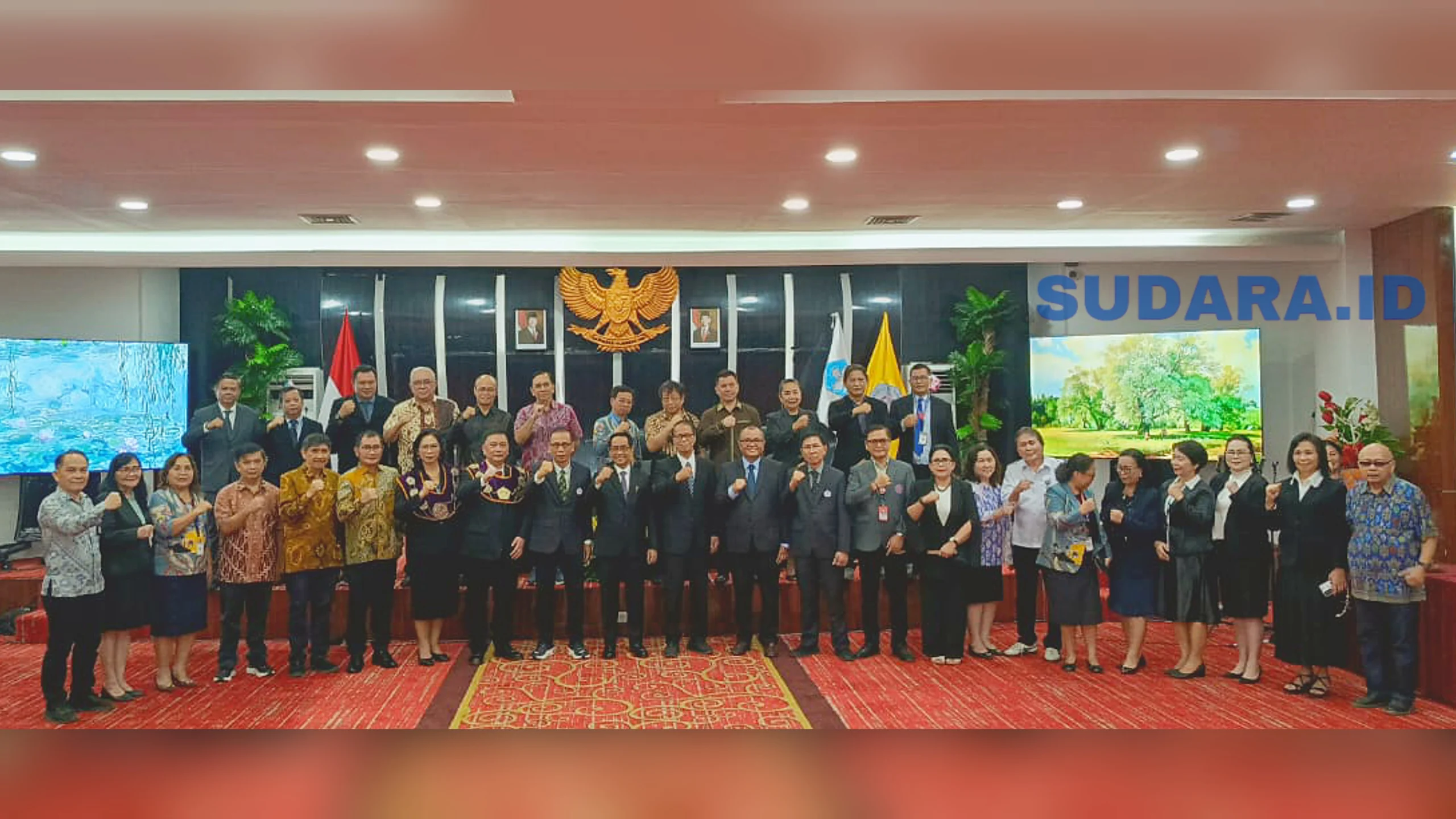 Plt. Rektor Unsrat Prof. Dr. Ir. Jamaluddin Jompa, M.Sc. foto bersama jajaran anggota Senat Unsrat dan pejabat struktural yang baru dilantik di Aula A Lantai 4 Gedung Rektorat Unsrat, Manado, Rabu (14/10/2026). (Foto: SUDARA.ID)