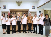 Wakil Gubernur Sulawesi Utara, Dr. J. Victor Mailangkay, S.H., M.H., berfoto bersama Konsul Jenderal Australia di Makassar, Ms. Sanchi Davis, beserta jajaran Pemprov Sulut dan rombongan di Ruang Kerja Wagub Sulut, Wanea, Manado, Rabu (14/10/2026). (Foto: Istimewa)