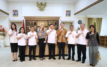 Wakil Gubernur Sulawesi Utara, Dr. J. Victor Mailangkay, S.H., M.H., berfoto bersama Konsul Jenderal Australia di Makassar, Ms. Sanchi Davis, beserta jajaran Pemprov Sulut dan rombongan di Ruang Kerja Wagub Sulut, Wanea, Manado, Rabu (14/10/2026). (Foto: Istimewa)