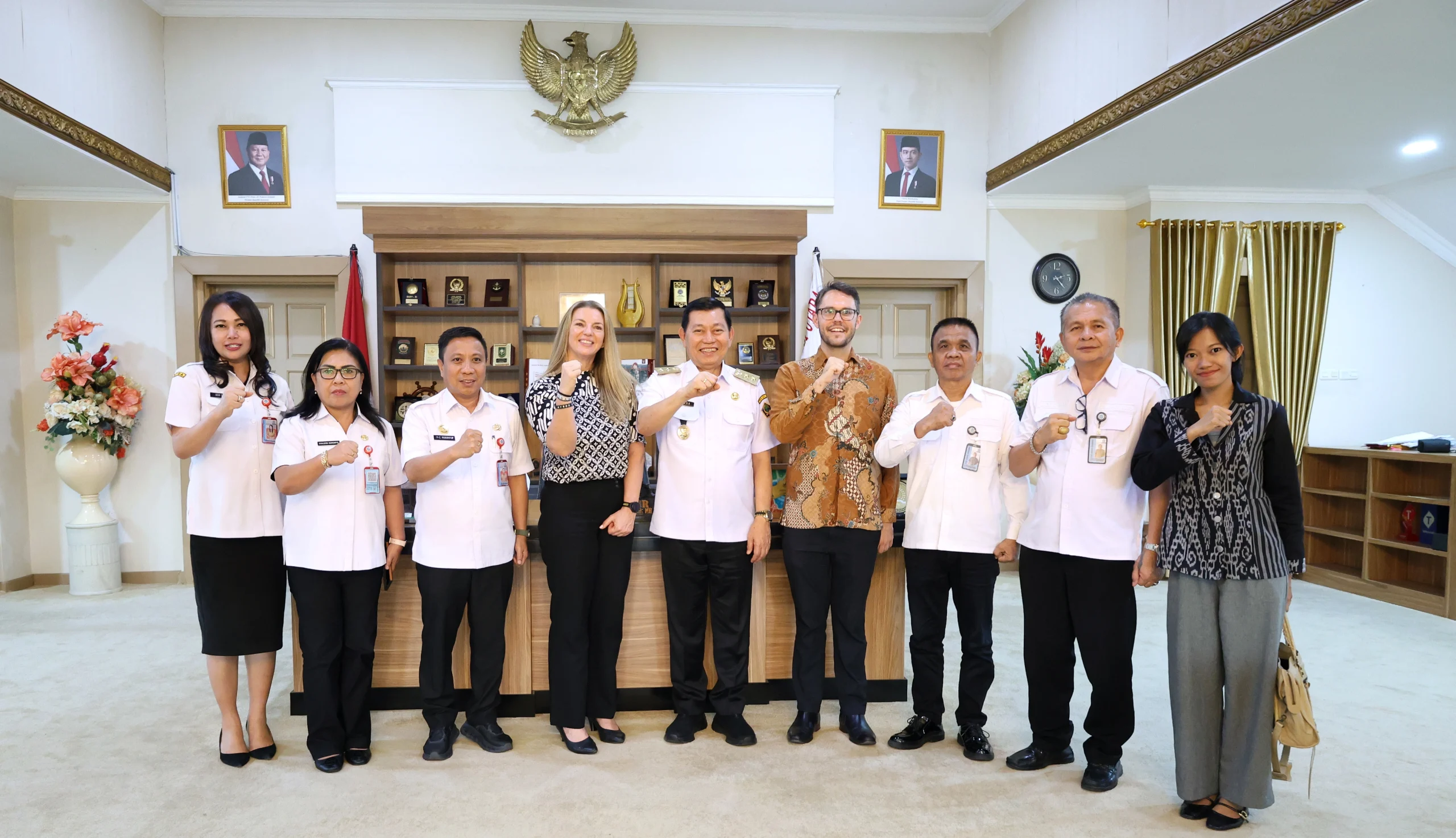 Wakil Gubernur Sulawesi Utara, Dr. J. Victor Mailangkay, S.H., M.H., berfoto bersama Konsul Jenderal Australia di Makassar, Ms. Sanchi Davis, beserta jajaran Pemprov Sulut dan rombongan di Ruang Kerja Wagub Sulut, Wanea, Manado, Rabu (14/10/2026). (Foto: Istimewa)