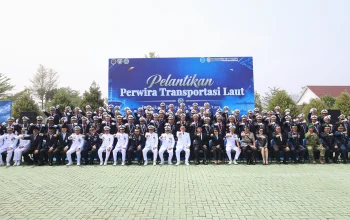 SALAM PETARUNG: Wagub Sulut Victor Mailangkay kompak memperagakan salam 'Petarung' ala Gubernur Yulius Selvanus bersama perwira transportasi laut Poltekpel Sulut di Tawaang Timur, Minsel, Kamis (15/10/2026). Pose tersebut mempersonifikasikan amanat Gubernur agar lulusan tangguh, berinovasi dan berintegritas. (Foto: Istimewa)