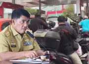 Gubernur Sulut Yulius Selvanus mengambil langkah taktis terpadu guna mengintervensi pasokan Pertalite. Tampak suasana antrean kendaraan yang mengular di SPBU Sario, Manado, Kamis (15/10/2026). (Foto: Istimewa)
