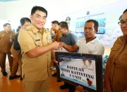 BANTUAN UNTUK PERBATASAN: Gubernur Sulawesi Utara Yulius Selvanus secara simbolis menyerahkan bantuan pangan dan peralatan bagi warga di Pulau Miangas, Kabupaten Kepulauan Talaud, Selasa (20/10/2026). Kunjungan ini wujud komitmen pemprov dalam memperkuat pembangunan di wilayah terluar Indonesia. (Foto: Istimewa)