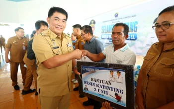 BANTUAN UNTUK PERBATASAN: Gubernur Sulawesi Utara Yulius Selvanus secara simbolis menyerahkan bantuan pangan dan peralatan bagi warga di Pulau Miangas, Kabupaten Kepulauan Talaud, Selasa (20/10/2026). Kunjungan ini wujud komitmen pemprov dalam memperkuat pembangunan di wilayah terluar Indonesia. (Foto: Istimewa)