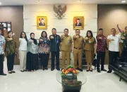 Sekprov Sulut Tahlis Gallang bersama Kepala BNNP Sulut Brigjen Pol Jemmy G. Suatan dan Ketua Garda Nusantara Sulut Miracle M. Sengkey berdiskusi membahas penguatan sinergi pemberantasan narkoba di Kantor Gubernur Sulut, Manado. (Foto: Istimewa)