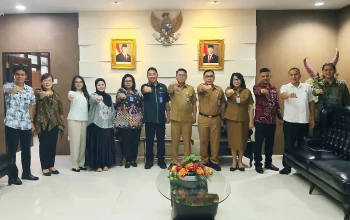 Sekprov Sulut Tahlis Gallang bersama Kepala BNNP Sulut Brigjen Pol Jemmy G. Suatan dan Ketua Garda Nusantara Sulut Miracle M. Sengkey berdiskusi membahas penguatan sinergi pemberantasan narkoba di Kantor Gubernur Sulut, Manado. (Foto: Istimewa)