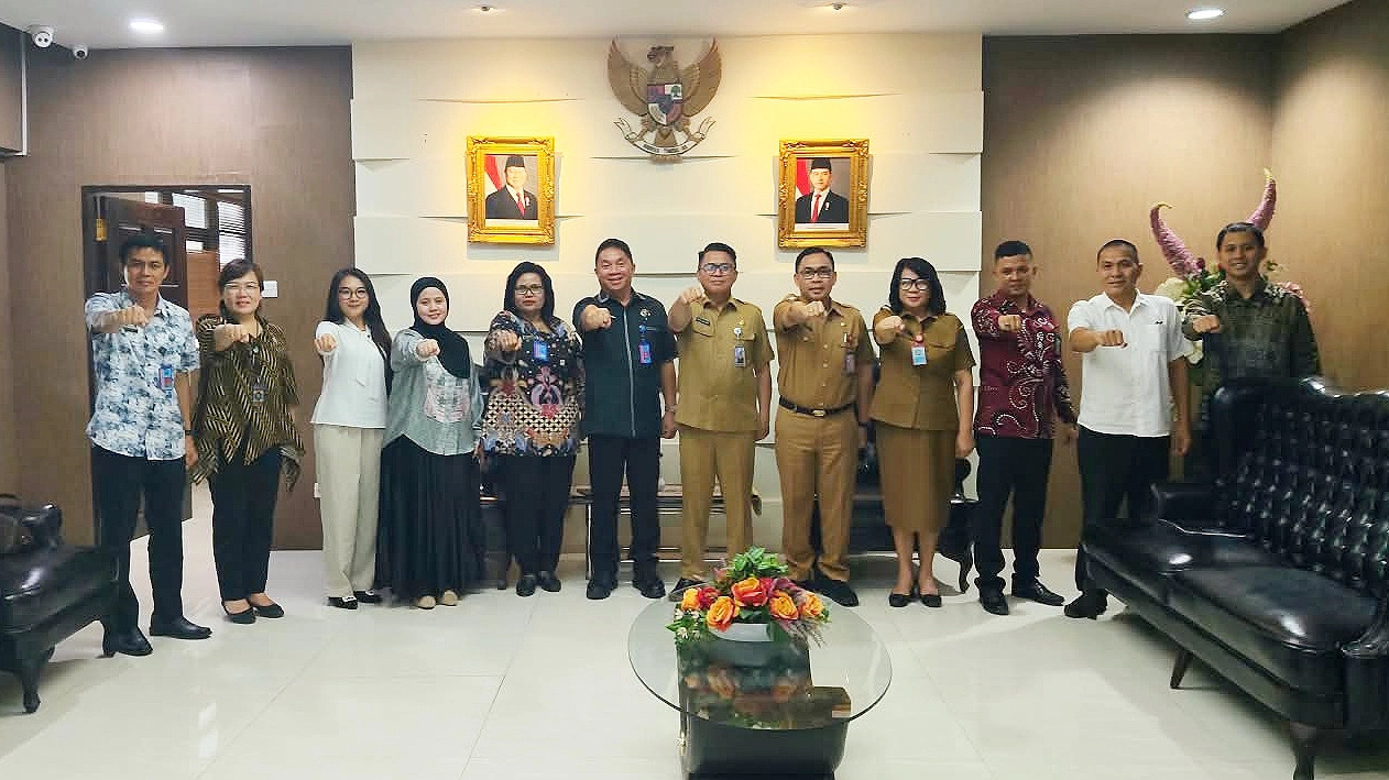 Sekprov Sulut Tahlis Gallang bersama Kepala BNNP Sulut Brigjen Pol Jemmy G. Suatan dan Ketua Garda Nusantara Sulut Miracle M. Sengkey berdiskusi membahas penguatan sinergi pemberantasan narkoba di Kantor Gubernur Sulut, Manado. (Foto: Istimewa)