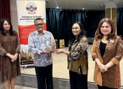 Ketua Dekranasda Sulut Ny. Anik Yulius Selvanus foto bersama Konjen RI Melbourne Yohannes Jatmiko Heru Prasetyo saat membuka rangkaian promosi budaya dan misi dagang Sulut di Melbourne, Australia. (Foto: Istimewa)