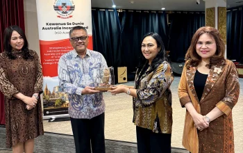 Ketua Dekranasda Sulut Ny. Anik Yulius Selvanus foto bersama Konjen RI Melbourne Yohannes Jatmiko Heru Prasetyo saat membuka rangkaian promosi budaya dan misi dagang Sulut di Melbourne, Australia. (Foto: Istimewa)