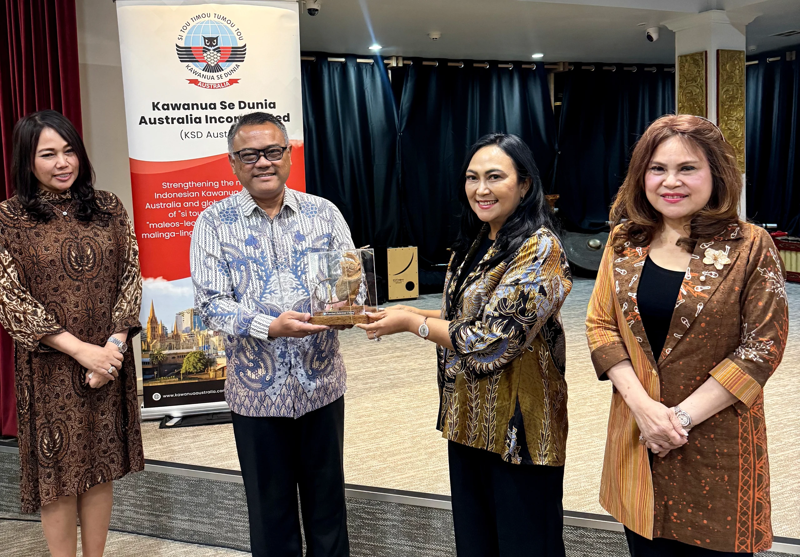 Ketua Dekranasda Sulut Ny. Anik Yulius Selvanus foto bersama Konjen RI Melbourne Yohannes Jatmiko Heru Prasetyo saat membuka rangkaian promosi budaya dan misi dagang Sulut di Melbourne, Australia. (Foto: Istimewa)