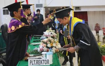 Prosesi wisuda oleh Pelaksana Tugas (Plt) Rektor Unsrat, Prof. Dr. Ir. Jamaluddin Jompa, M.Sc.,. (Foto: Istimewa)