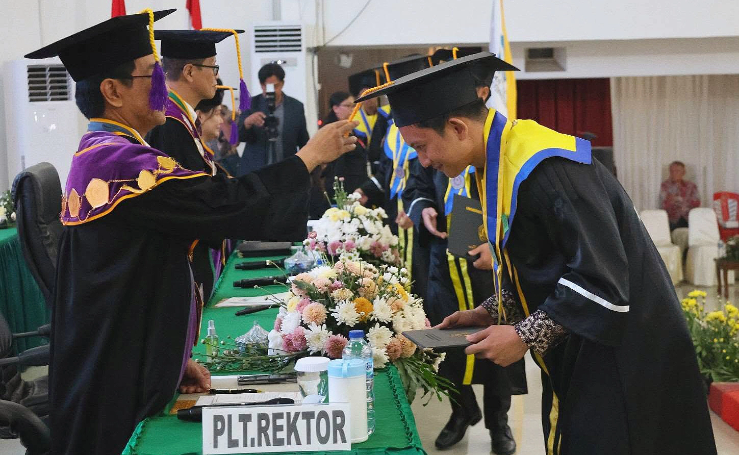 Prosesi wisuda oleh Pelaksana Tugas (Plt) Rektor Unsrat, Prof. Dr. Ir. Jamaluddin Jompa, M.Sc.,. (Foto: Istimewa)