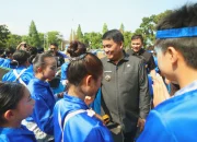 Gubernur Sulut Yulius Selvanus saat berinteraksi dan menyapa peserta tarian kolosal Sanggar Tari Anak Pantai Bitung usai upacara Hari Sumpah Pemuda ke-98 di Manado. (Foto: Istimewa)