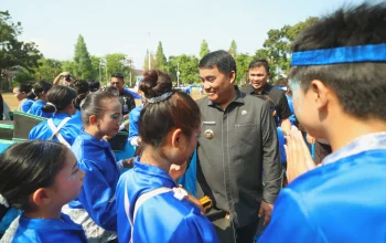 Gubernur Sulut Yulius Selvanus saat berinteraksi dan menyapa peserta tarian kolosal Sanggar Tari Anak Pantai Bitung usai upacara Hari Sumpah Pemuda ke-98 di Manado. (Foto: Istimewa)