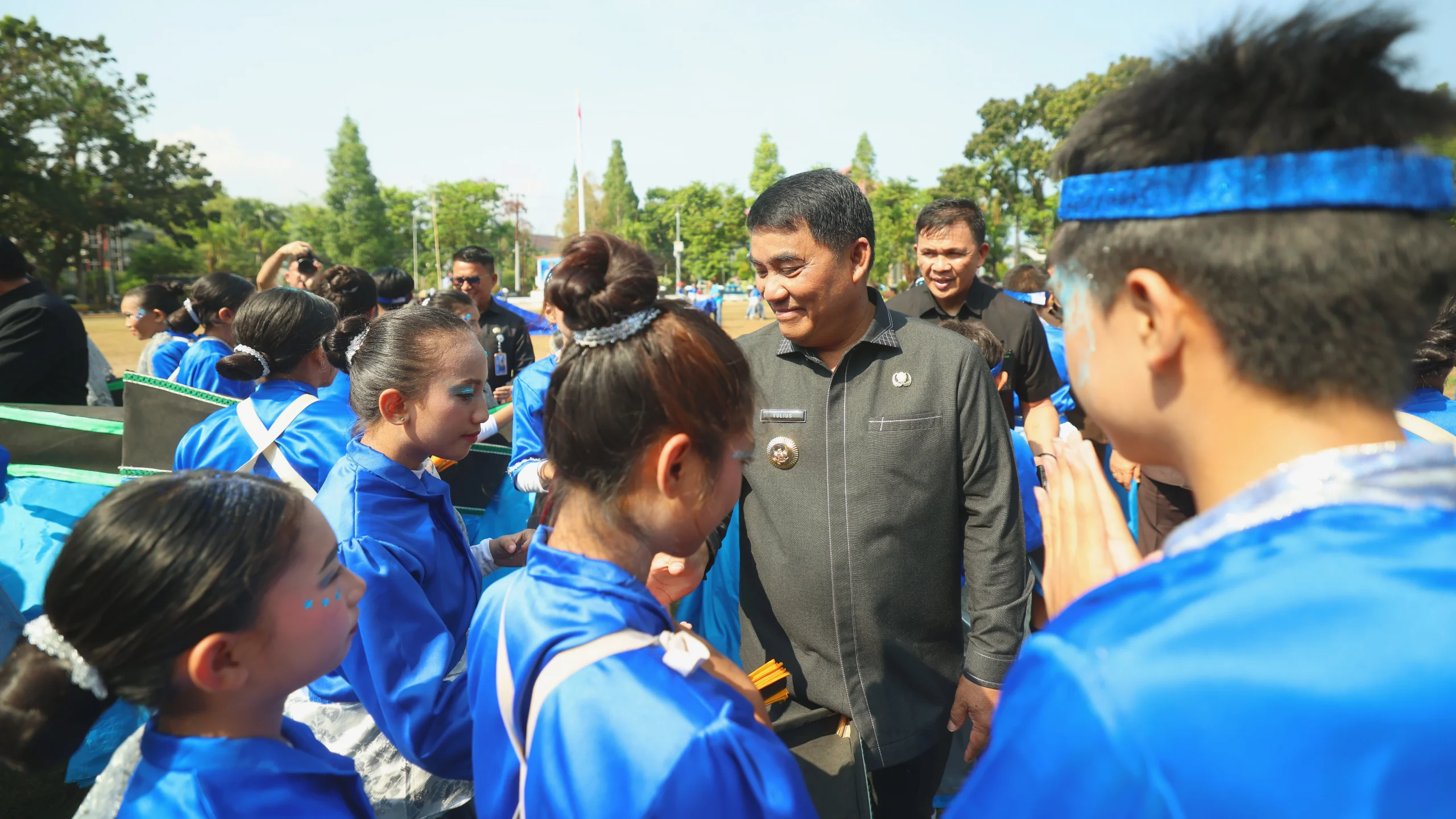 Gubernur Sulut Yulius Selvanus saat berinteraksi dan menyapa peserta tarian kolosal Sanggar Tari Anak Pantai Bitung usai upacara Hari Sumpah Pemuda ke-98 di Manado. (Foto: Istimewa)