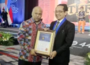 Plt Rektor Unsrat/Rektor Unhas, Prof. Dr. Ir. Jamaluddin Jompa, M.Sc., menerima penghargaan internasional AFEO Honorary Fellow yang diserahkan langsung oleh Ketua Umum PII, Dr.-Ing. Ir. Ilham Akbar Habibie, MBA., IPU., ASEAN Eng. (Foto: Istimewa)