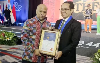 Plt Rektor Unsrat/Rektor Unhas, Prof. Dr. Ir. Jamaluddin Jompa, M.Sc., menerima penghargaan internasional AFEO Honorary Fellow yang diserahkan langsung oleh Ketua Umum PII, Dr.-Ing. Ir. Ilham Akbar Habibie, MBA., IPU., ASEAN Eng. (Foto: Istimewa)