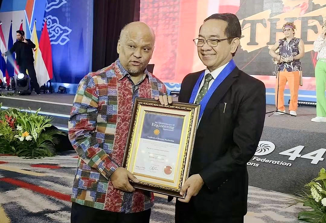 Plt Rektor Unsrat/Rektor Unhas, Prof. Dr. Ir. Jamaluddin Jompa, M.Sc., menerima penghargaan internasional AFEO Honorary Fellow yang diserahkan langsung oleh Ketua Umum PII, Dr.-Ing. Ir. Ilham Akbar Habibie, MBA., IPU., ASEAN Eng. (Foto: Istimewa)