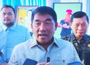 Gubernur Sulut Yulius Selvanus SE mengajak anak-anak muda Bumi Nyiur Melambai untuk gemar membaca serta memperkaya literasi, saat menutup Festival Literasi Sulut 2026. Gubernur Yulius bersama Wagub Victor Mailangkay (kanan) mengapresiasi Gerakan Literasi PPLSU yang dipimpin oleh Standius Bara Prima (kiri) dalam mencerdaskan kehidupan bangsa. (Foto: Istimewa)