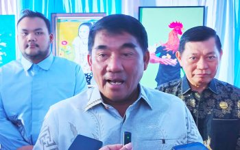 Gubernur Sulut Yulius Selvanus SE mengajak anak-anak muda Bumi Nyiur Melambai untuk gemar membaca serta memperkaya literasi, saat menutup Festival Literasi Sulut 2026. Gubernur Yulius bersama Wagub Victor Mailangkay (kanan) mengapresiasi Gerakan Literasi PPLSU yang dipimpin oleh Standius Bara Prima (kiri) dalam mencerdaskan kehidupan bangsa. (Foto: Istimewa)