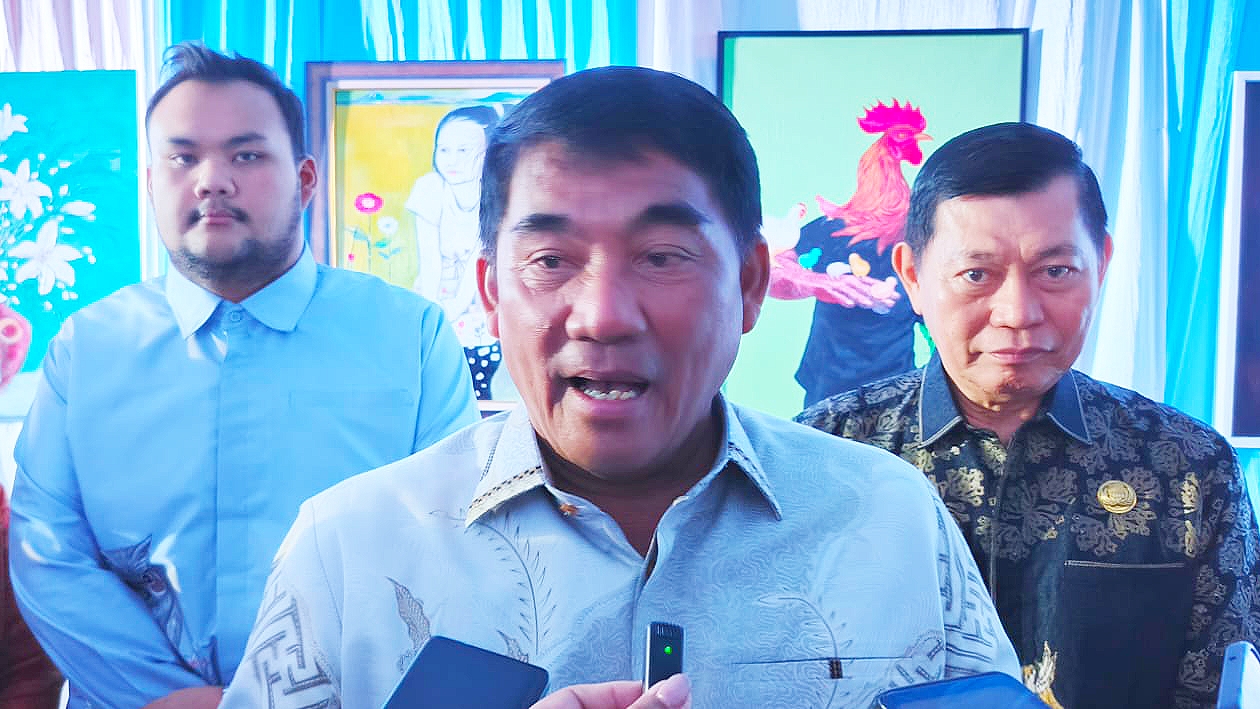 Gubernur Sulut Yulius Selvanus SE mengajak anak-anak muda Bumi Nyiur Melambai untuk gemar membaca serta memperkaya literasi, saat menutup Festival Literasi Sulut 2026. Gubernur Yulius bersama Wagub Victor Mailangkay (kanan) mengapresiasi Gerakan Literasi PPLSU yang dipimpin oleh Standius Bara Prima (kiri) dalam mencerdaskan kehidupan bangsa. (Foto: Istimewa)